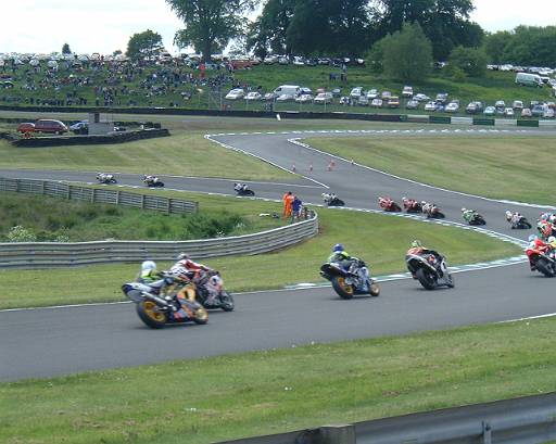 dscf0013.jpg - Superbike First Lap at CascadesEventual order was Hodgson, Walker, Reynolds. Hodgson had to move through the field though. Here I think its Walker, Reynolds, Haydon.