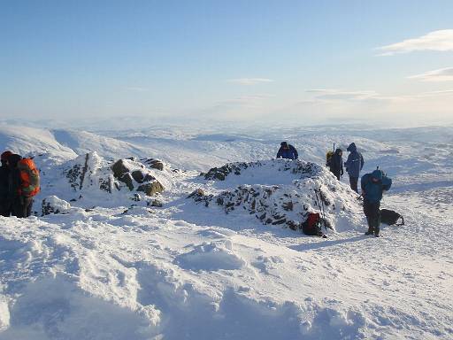 12_52-2.jpg - Wind shelter on Red Screes full of snow
