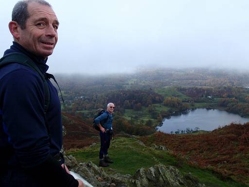 10_52-1.jpg - Tony, Paul and Loughrigg Tarn from Loughrigg summit