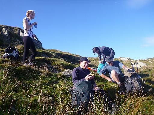 12_54-4.JPG - Lunchstop on Beda Fell