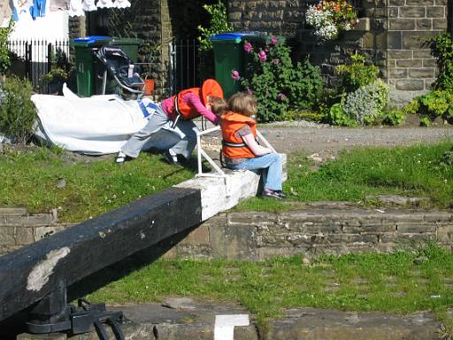 17_05-1.JPG - Kate and Gill working the lock
