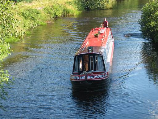 18_01-2.JPG - The boat approaches another lock