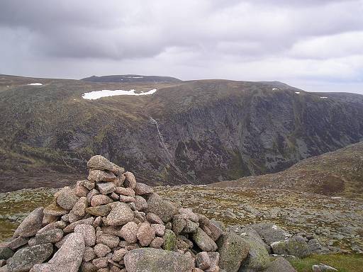 P1010172.JPG - Looking back to Eagles Rock and Lochnagar from Cairn Bannoch, the fourth Monroe of the day.