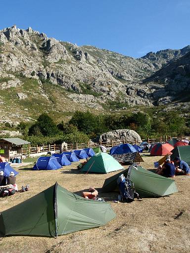 15_09-1.jpg - Tents at the Refuge de l'Onda - surrounded by a fence to keep the pigs out.