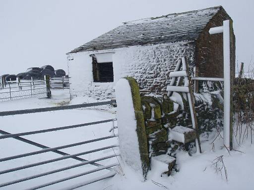 09_33-1.jpg - Barn about half a mile East of the Chestnut Centre