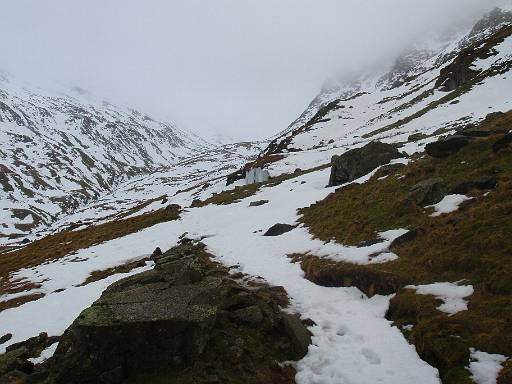 10_52-1.jpg - Approaching Grisedale Tarn - heavy going in snow.