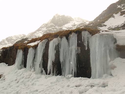 14_27-2.jpg - Icicles near Ruthwaite Lodge.