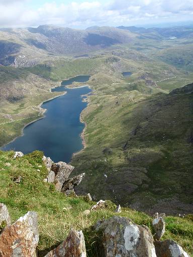 11_01-2.jpg - Steep drops to Llyn Llydaw