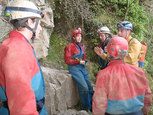 14_45-1.jpg - Pre cave briefing from Pete. Thomas, Chloe, Paul, David, Pete.