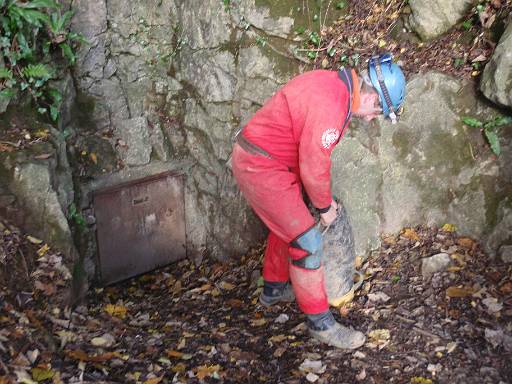 10_48-1.jpg - Pete looks for Derbyshire Key to open unlikely looking entrance to Devonshire Mine