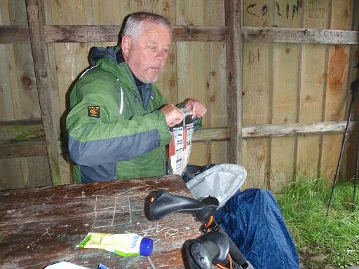 07_56-1.JPG - In the shelter South of Loch Garry. We met some TGO challengers here.