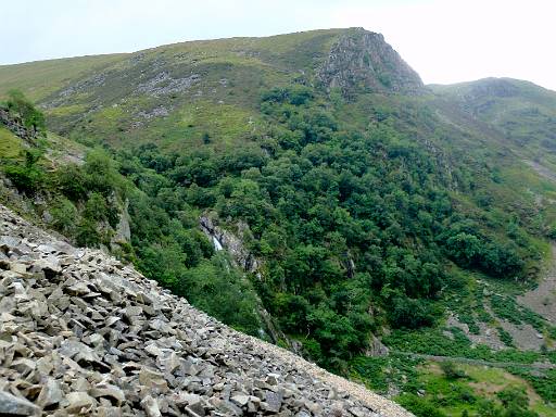 09_53-1.jpg - On the scree slopes heading for the top of Aber Falls