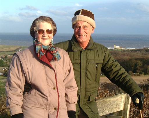 dscf0054.jpg - Nanny and grandad at Sheringham.